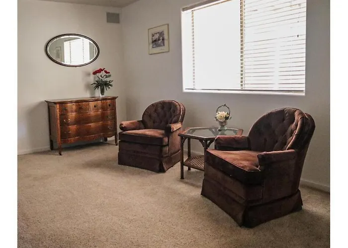 Poppy House- Charming Getaway - Mtn Views *