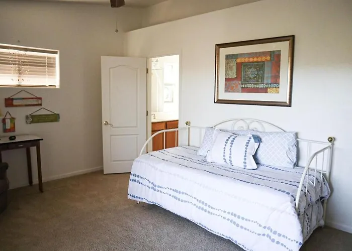 Poppy House- Charming Getaway - Mtn Views