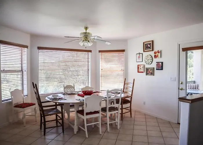 Poppy House- Charming Getaway - Mtn Views *