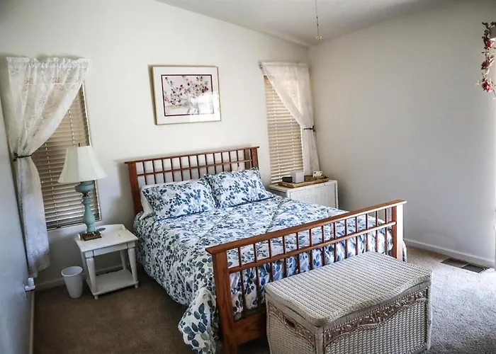 Poppy House- Charming Getaway - Mtn Views *